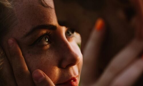 Por que é tão difícil se sentir vista em um relacionamento?